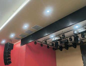 高顏值+實力派！通用舞臺幕布成功打造某中學智慧化多功能報告廳項目